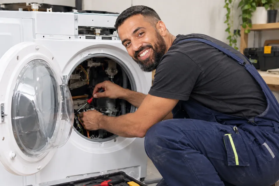 Technicien Fix and Furious réparant un lave-linge à domicile